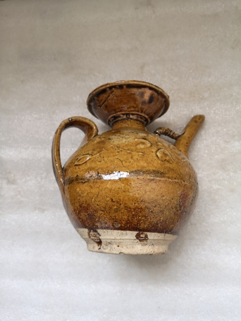 古玩陶瓷福建窯口黃釉印花執(zhí)壺拍賣,當(dāng)前價(jià)格680元