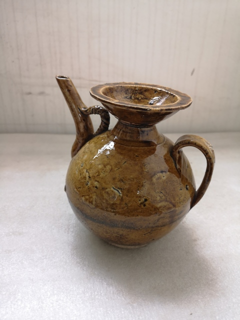 古玩陶瓷福建窯口黃釉印花執(zhí)壺拍賣,當(dāng)前價(jià)格680元