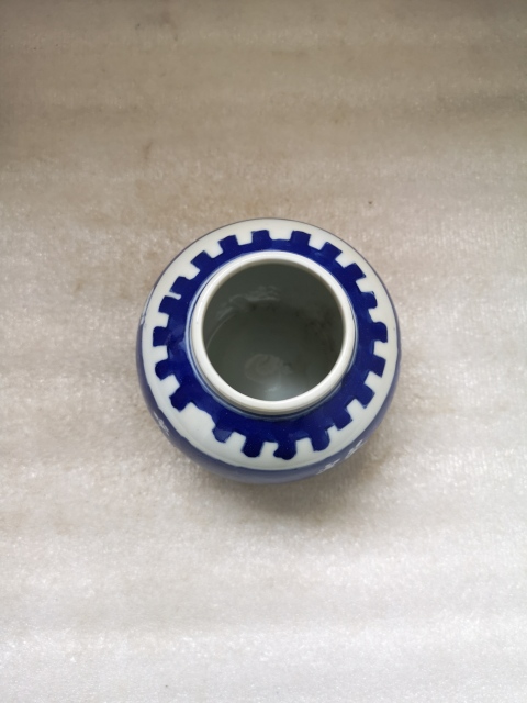 古玩陶瓷青花冰梅罐拍賣,當(dāng)前價(jià)格260元