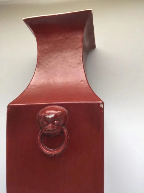 古玩陶瓷清代紅釉雙鋪首四方撇口瓶拍賣，當(dāng)前價(jià)格9999元