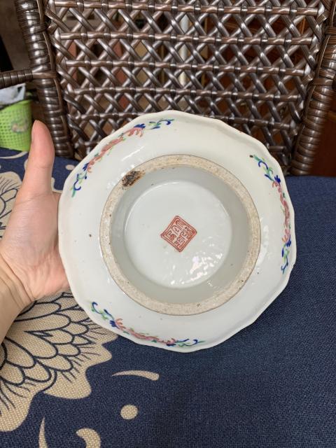 域鉴古玩】清同治粉彩狮子戏球纹供盘鉴定结果_清同治粉彩狮子戏