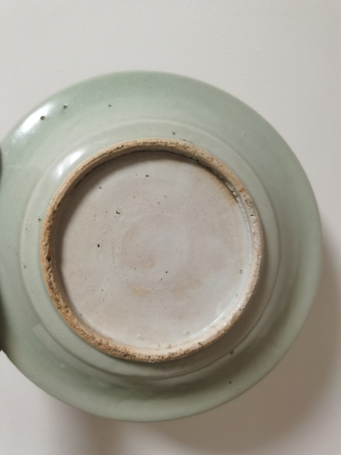 古玩陶瓷青釉剃刻花卉紋盤拍賣，當前價格2000元