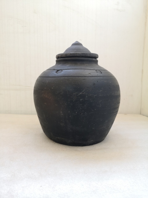 古玩陶瓷黑陶印花蓋罐拍賣,當前價格750元