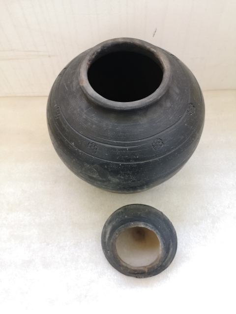 古玩陶瓷黑陶印花蓋罐拍賣,當前價格750元