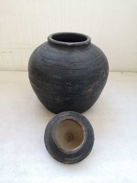 古玩陶瓷黑陶印花蓋罐拍賣,當前價格750元
