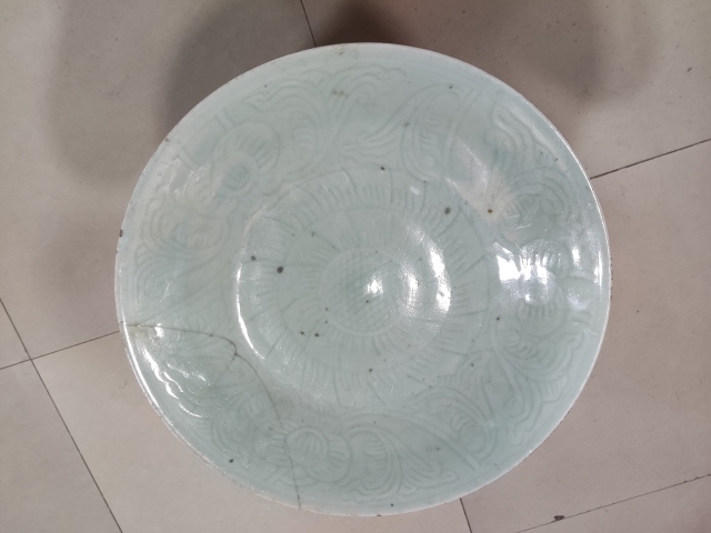 古玩陶瓷清中期豆青釉花卉紋盤拍賣,當前價格1288元