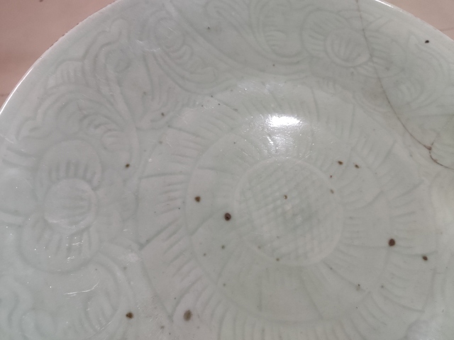古玩陶瓷清中期豆青釉花卉紋盤拍賣,當前價格1288元