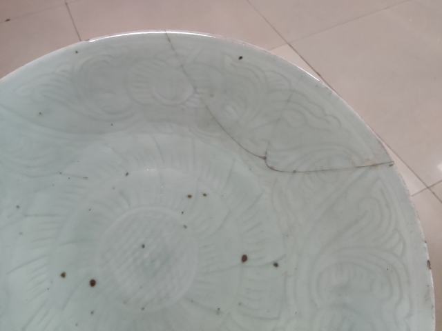 古玩陶瓷清中期豆青釉花卉紋盤拍賣,當前價格1288元