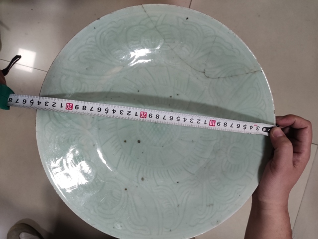 古玩陶瓷清中期豆青釉花卉紋盤拍賣,當前價格1288元
