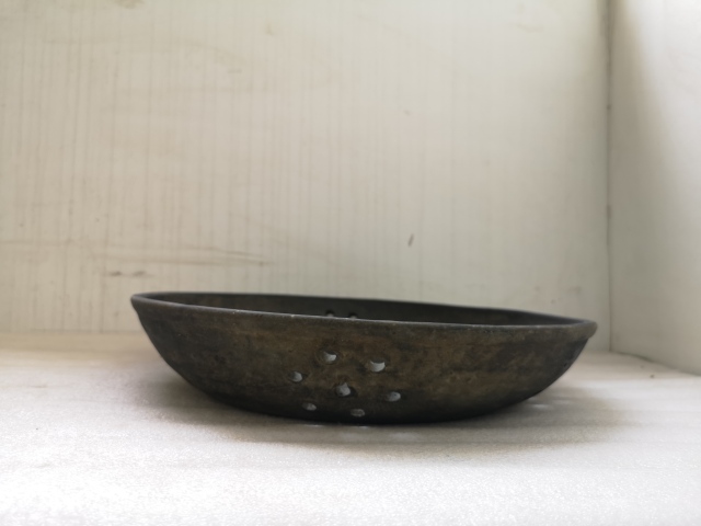 古玩陶瓷地方窯口黑陶漏盆拍賣(mài),當(dāng)前價(jià)格450元