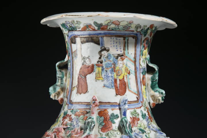 古玩陶瓷清晚·粉彩開窗人物花口瓶拍賣，當前價格3850元