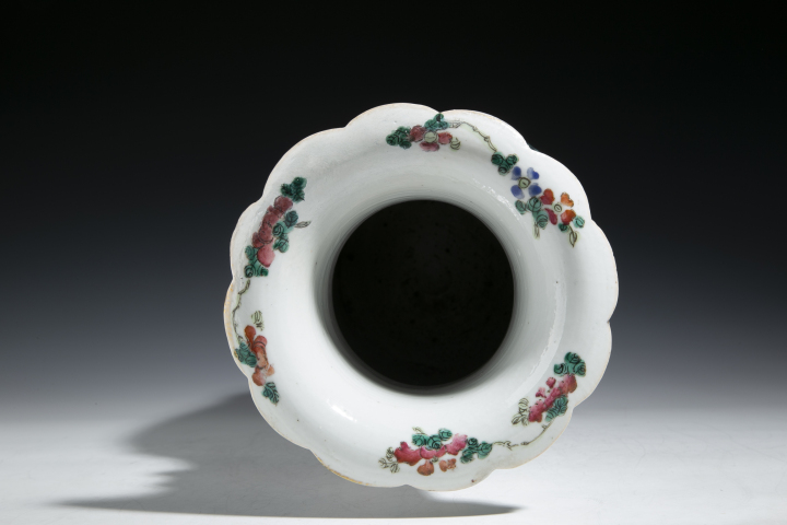 古玩陶瓷清晚·粉彩開窗人物花口瓶拍賣，當前價格3850元