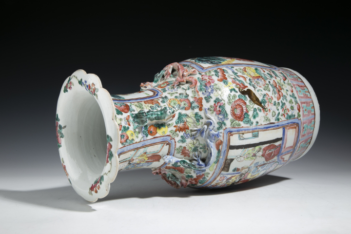 古玩陶瓷清晚·粉彩開窗人物花口瓶拍賣，當前價格3850元