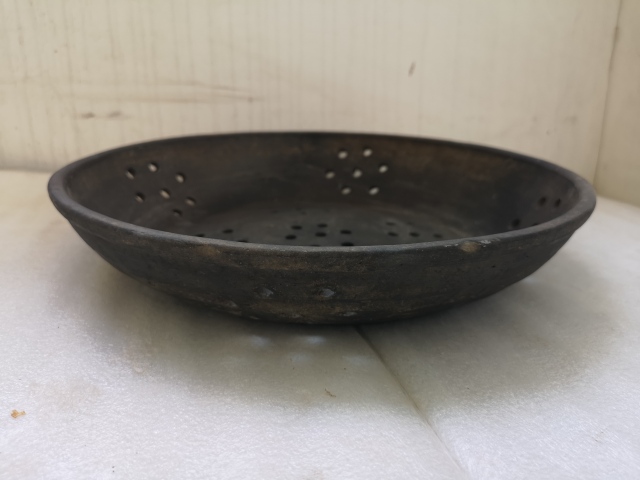 古玩陶瓷地方窯口黑陶漏盆拍賣(mài),當(dāng)前價(jià)格450元