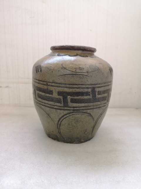 古玩陶瓷磁州窯系白釉刻花罐拍賣,當(dāng)前價格550元