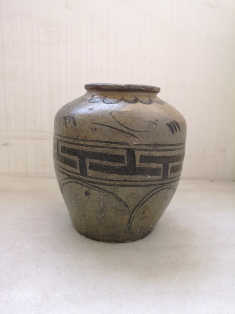 古玩陶瓷磁州窯系白釉刻花罐拍賣,當(dāng)前價格550元