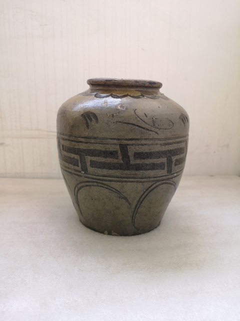 古玩陶瓷磁州窯系白釉刻花罐拍賣,當(dāng)前價格550元