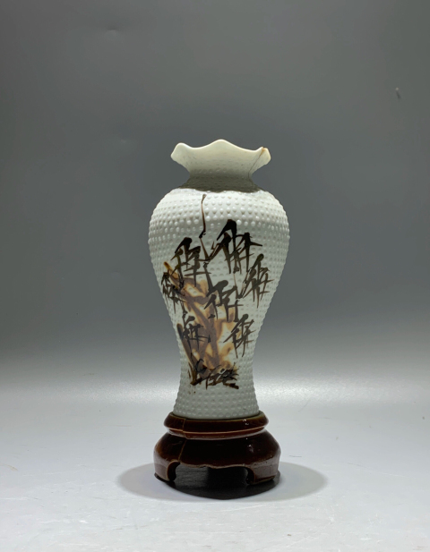 古玩陶瓷(清末民初)白釉珍珠地綠彩竹葉紋花口瓶拍賣,當前價格0元
