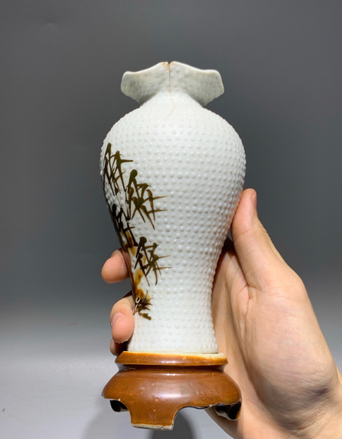 古玩陶瓷(清末民初)白釉珍珠地綠彩竹葉紋花口瓶拍賣,當前價格0元