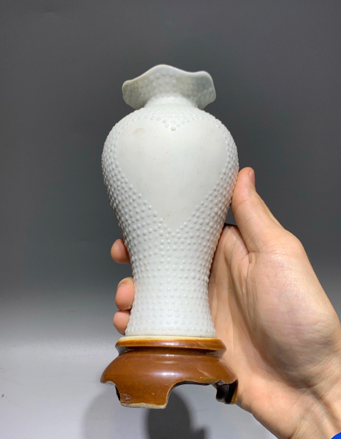 古玩陶瓷(清末民初)白釉珍珠地綠彩竹葉紋花口瓶拍賣,當前價格0元