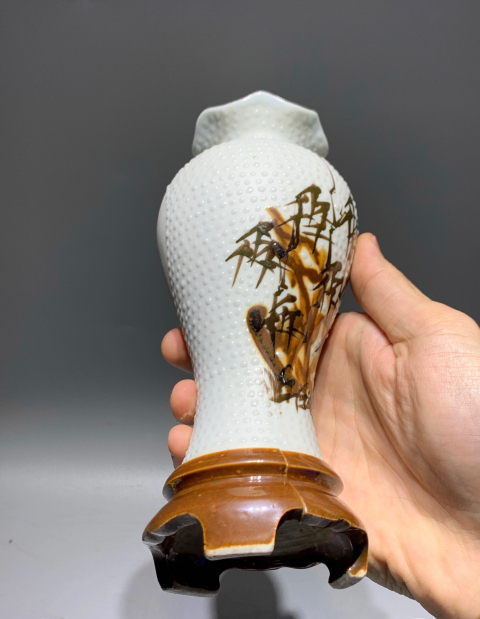 古玩陶瓷(清末民初)白釉珍珠地綠彩竹葉紋花口瓶拍賣,當前價格0元