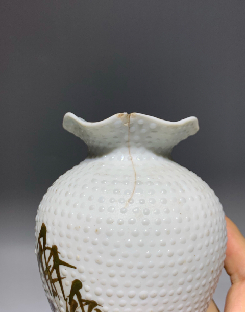 古玩陶瓷(清末民初)白釉珍珠地綠彩竹葉紋花口瓶拍賣,當前價格0元