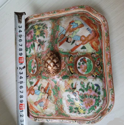 古玩陶瓷清晚期廣彩描金人物花卉紋蓋盒拍賣,當前價格0元