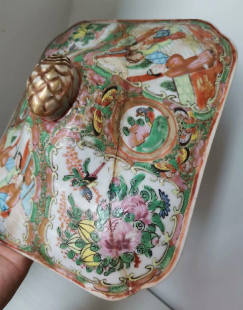 古玩陶瓷清晚期廣彩描金人物花卉紋蓋盒拍賣,當前價格0元