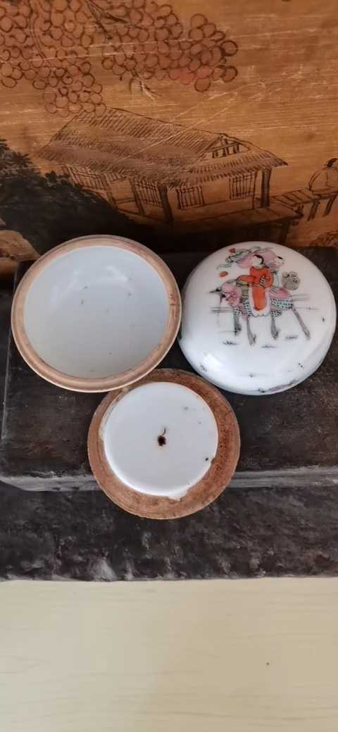 古玩陶瓷麒麟送子粉彩蓋盒拍賣,當(dāng)前價格1600元