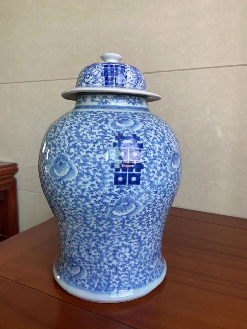 中国古美術・大清康熙紋・青花瓷線刻纏枝蓮将軍缶セット・案頭・置物・純手描き・陶芸 A blue and white handled vase, hu, Mark and period of