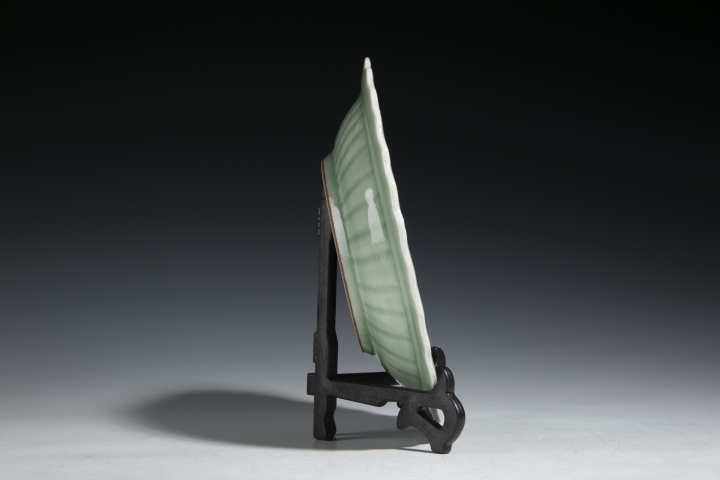 古玩陶瓷清中·豆青釉印花花卉紋盤拍賣，當(dāng)前價(jià)格6500元