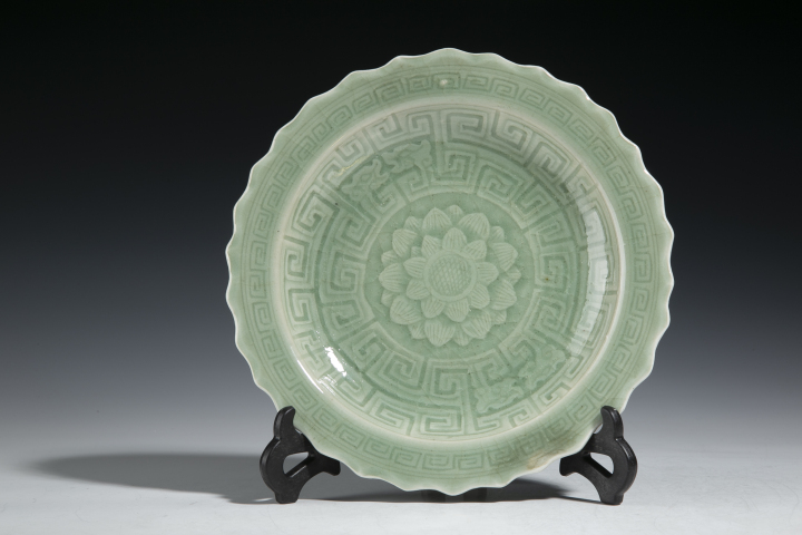 古玩陶瓷清中·豆青釉印花花卉紋盤拍賣，當(dāng)前價(jià)格6500元