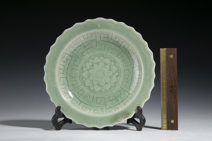 古玩陶瓷清中·豆青釉印花花卉紋盤拍賣，當(dāng)前價(jià)格6500元