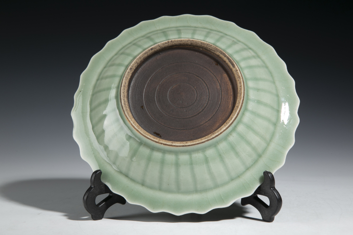 古玩陶瓷清中·豆青釉印花花卉紋盤拍賣，當(dāng)前價(jià)格6500元