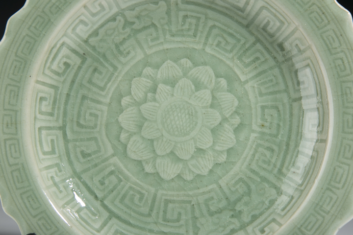 古玩陶瓷清中·豆青釉印花花卉紋盤拍賣，當(dāng)前價(jià)格6500元