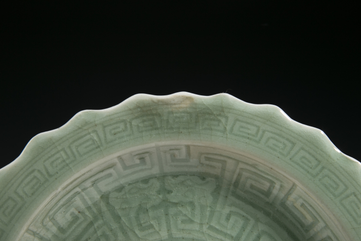 古玩陶瓷清中·豆青釉印花花卉紋盤拍賣，當(dāng)前價(jià)格6500元