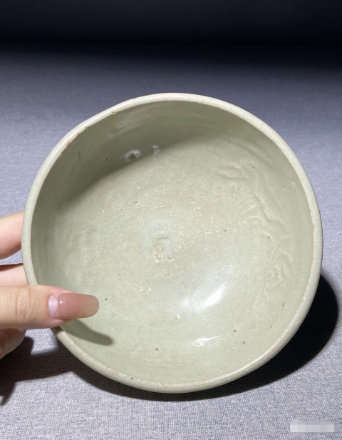 古玩陶瓷明代早期龍泉釉印花紋碗拍賣，當(dāng)前價(jià)格1999元
