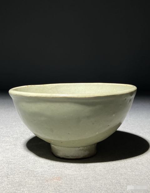 古玩陶瓷明代早期龍泉釉印花紋碗拍賣，當(dāng)前價(jià)格1999元