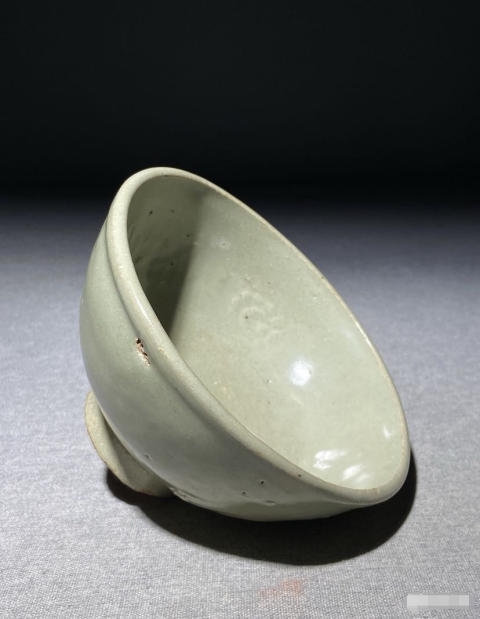 古玩陶瓷明代早期龍泉釉印花紋碗拍賣，當(dāng)前價(jià)格1999元