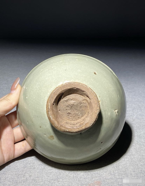 古玩陶瓷明代早期龍泉釉印花紋碗拍賣，當(dāng)前價(jià)格1999元