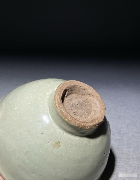 古玩陶瓷明代早期龍泉釉印花紋碗拍賣，當(dāng)前價(jià)格1999元