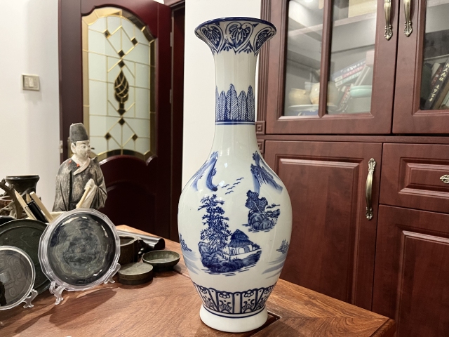 古玩陶瓷山水紋青花瓶拍賣,當前價格399元