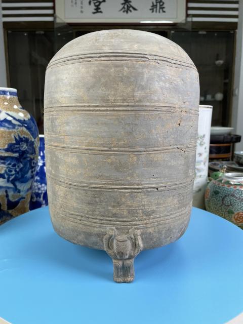 古玩陶瓷秦漢 三足灰陶旋紋谷倉(cāng)(博物館藏級(jí)別)拍賣,當(dāng)前價(jià)格2900元