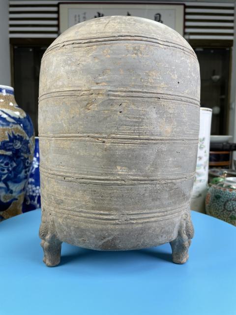 古玩陶瓷秦漢 三足灰陶旋紋谷倉(cāng)(博物館藏級(jí)別)拍賣,當(dāng)前價(jià)格2900元