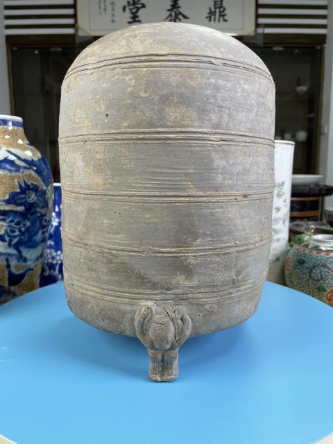 古玩陶瓷秦漢 三足灰陶旋紋谷倉(cāng)(博物館藏級(jí)別)拍賣,當(dāng)前價(jià)格2900元