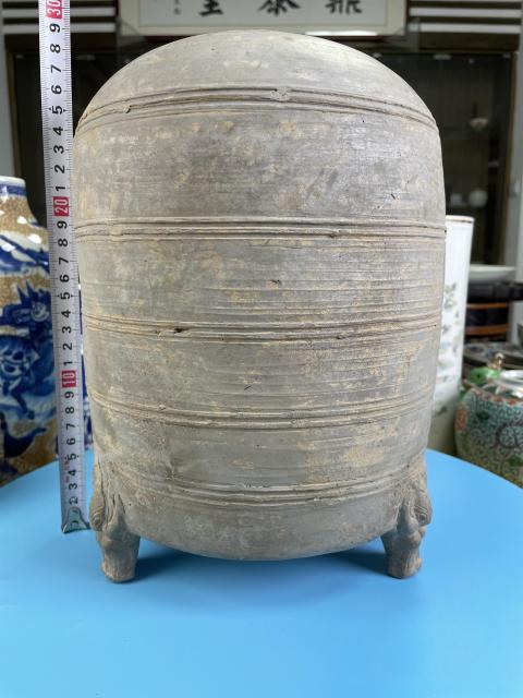 古玩陶瓷秦漢 三足灰陶旋紋谷倉(cāng)(博物館藏級(jí)別)拍賣,當(dāng)前價(jià)格2900元