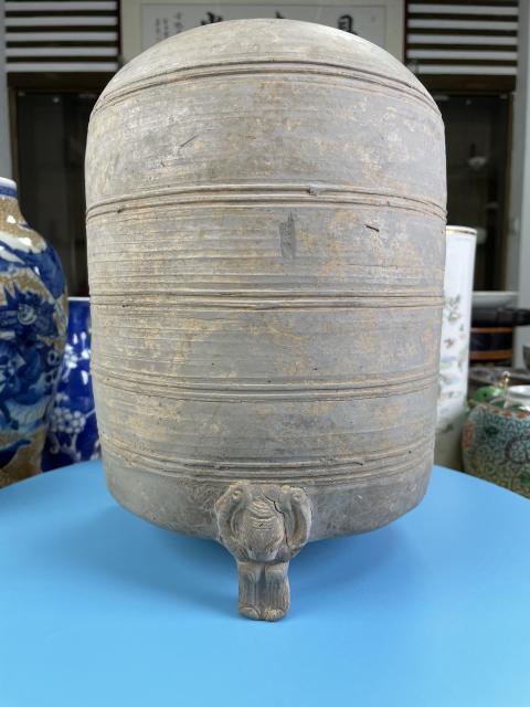 古玩陶瓷秦漢 三足灰陶旋紋谷倉(cāng)(博物館藏級(jí)別)拍賣,當(dāng)前價(jià)格2900元