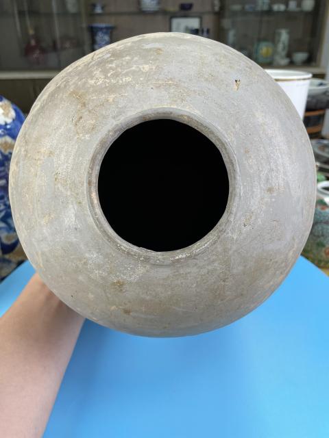 古玩陶瓷秦漢 三足灰陶旋紋谷倉(cāng)(博物館藏級(jí)別)拍賣,當(dāng)前價(jià)格2900元