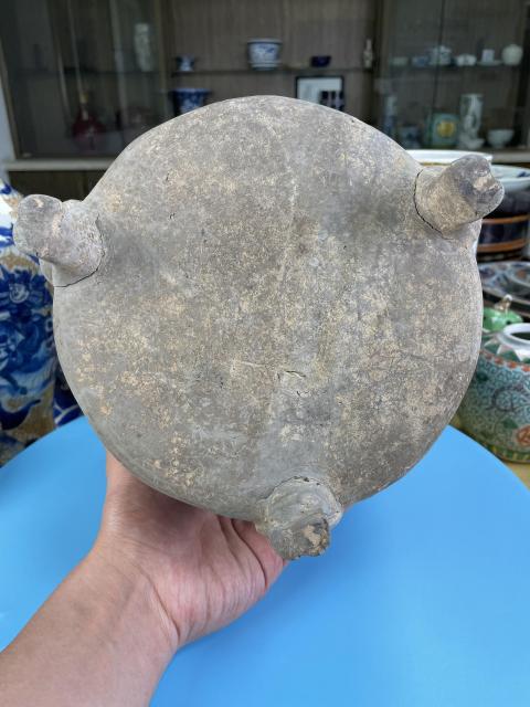 古玩陶瓷秦漢 三足灰陶旋紋谷倉(cāng)(博物館藏級(jí)別)拍賣,當(dāng)前價(jià)格2900元