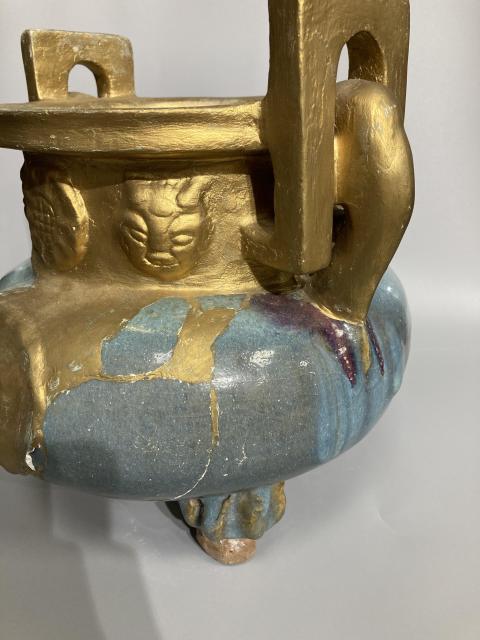 域鉴古玩】钧窑天蓝釉紫斑贴塑花卉纹朝天耳三足炉拍卖价格/图片